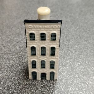 KLM  no. 27 Blue Delft house